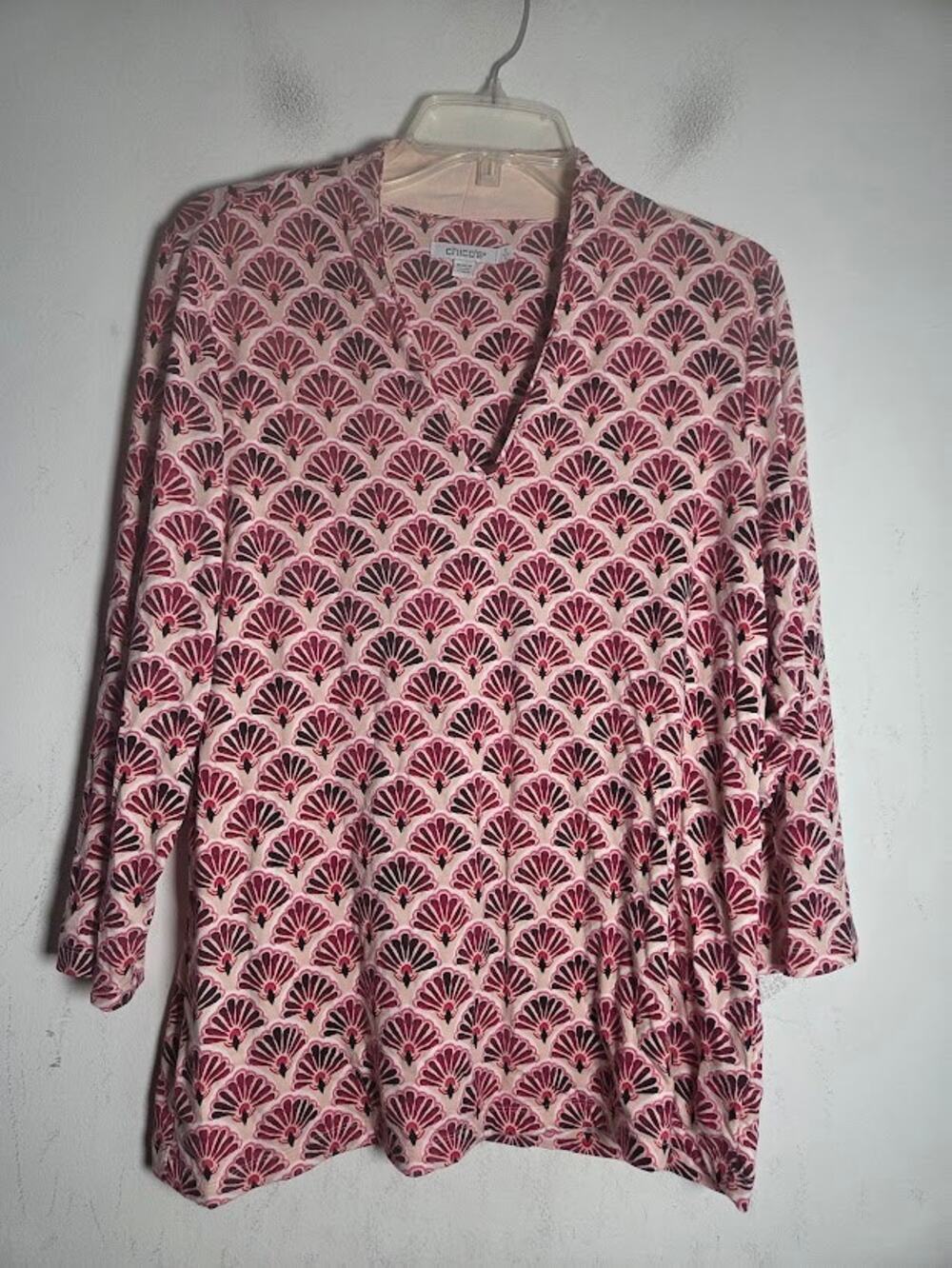 Chico's Cream w/Red Pasley According Fans Print Jersey Knit VNeck Blouse sz 2